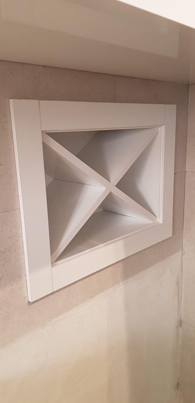 Pormenor de uma grelha decorativa branca com ripas cruzadas.